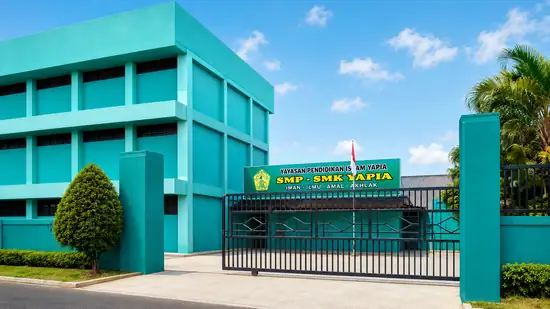 Siswa-siswi sekolah sedang mengikuti pembelajaran di dalam kelas modern