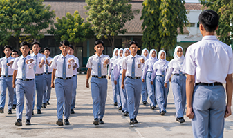 Aktivitas latihan baris-berbaris Paskibra sekolah
